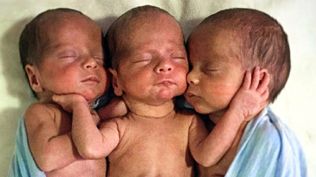 tre gemelli appena nati