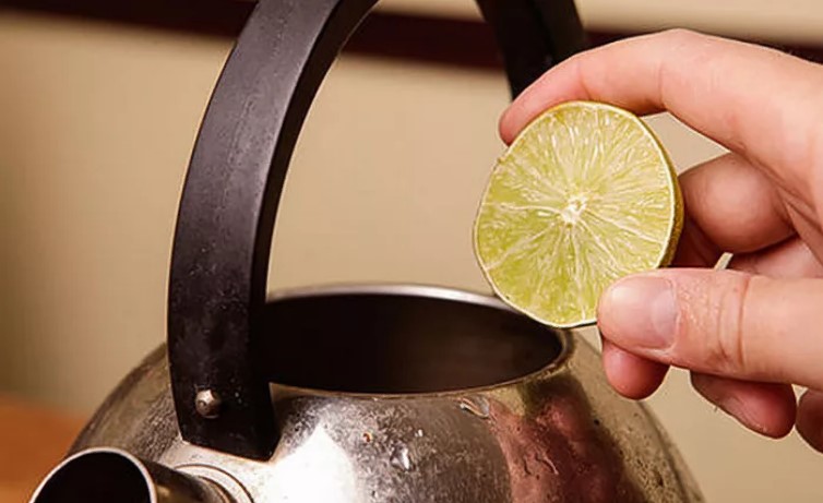 limpiar tetera con limón