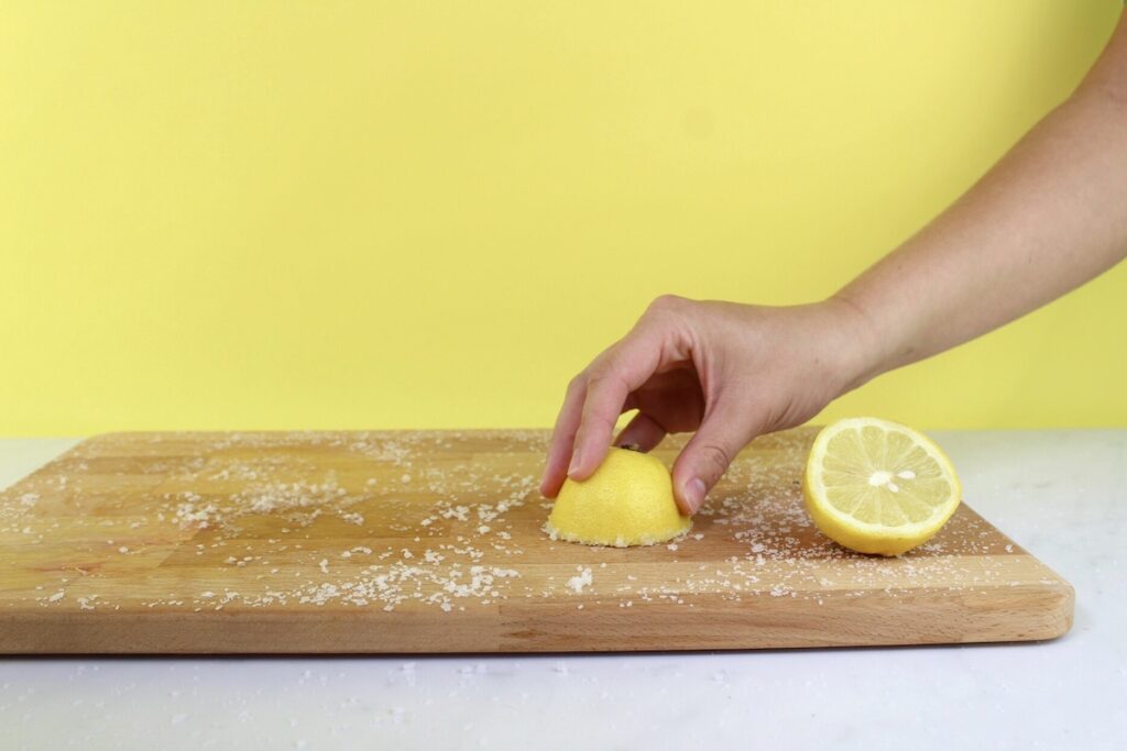 limpiar con limón tabla de madera