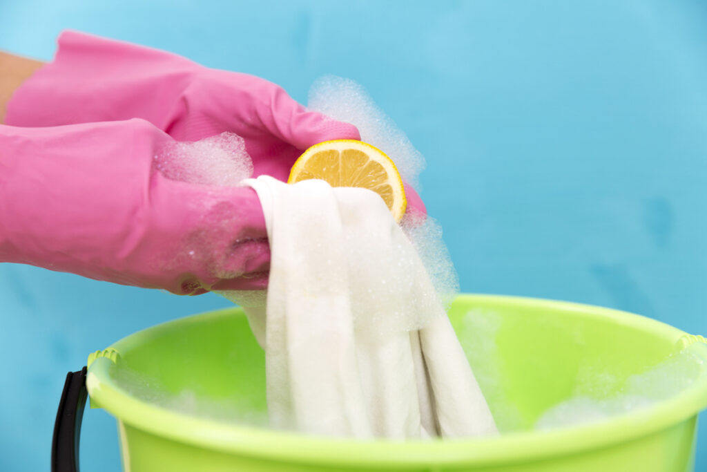 remover el jabón con limón