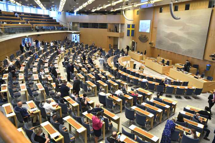 Riksdag ledamöter samlas i riksdagen för beslut