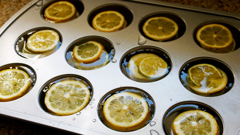 Žena každý týden mrazí citrony – tohle je důvod!