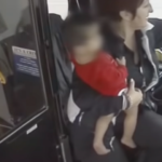 Chlapec nastoupí do autobusu bos a řidič okamžitě zavolá policii