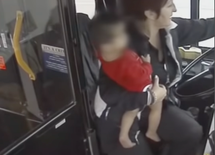 Chlapec nastoupí do autobusu bos a řidič okamžitě zavolá policii