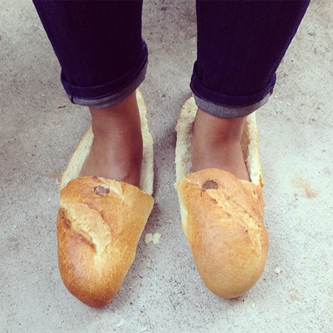 מה קורה אם תעטפו את כף הרגל שלכם בפרוסת לחם?!הייתם מנסים?