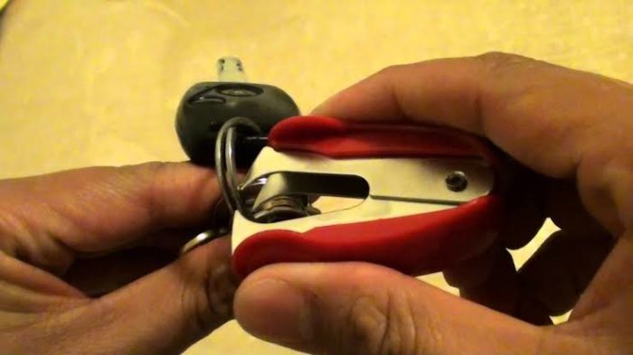 Opening keyring with a staple remover