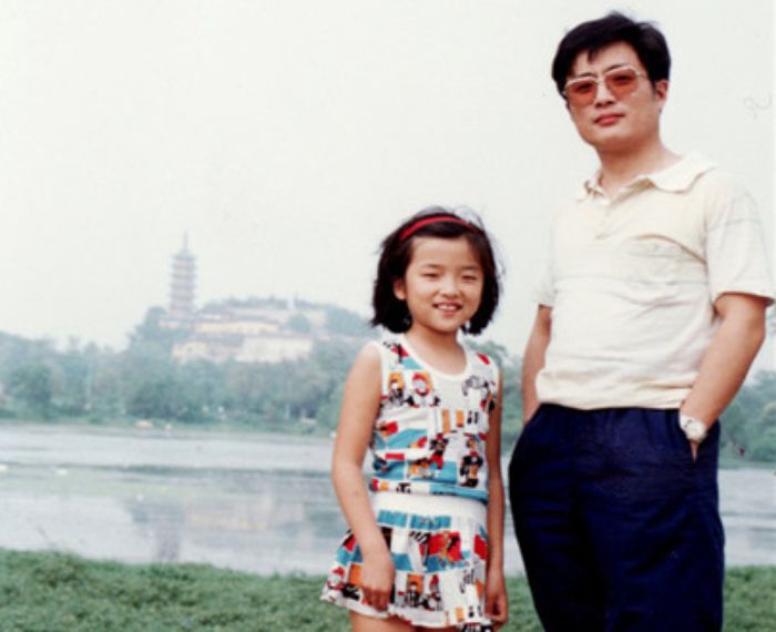 A father and his daughter took the same photo for 35 years