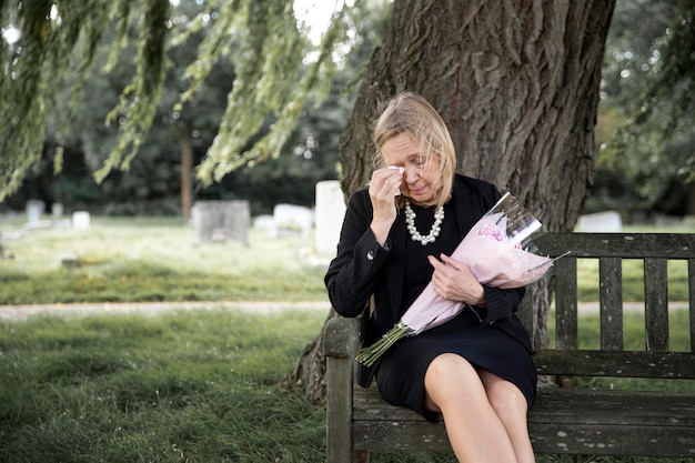 Seorang wanita menemukan bunga pada makam suaminya – Sebuah memo didalam buket itu mengejutkannya