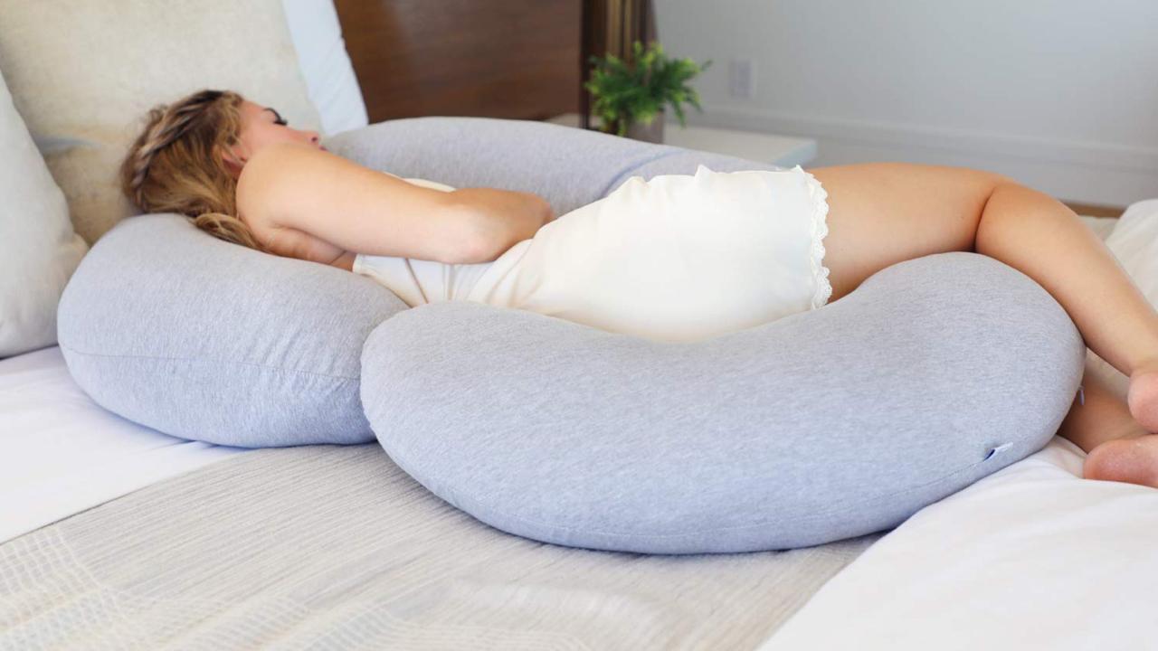 woman sleeping with pregnancy pillow