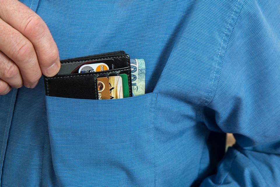 Hombre con billetera en su bolsillo