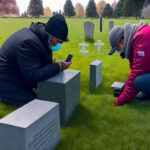 奇妙な訪問の後、悲嘆に暮れる両親が息子の墓にカメラを設置 - その映像を見て顔面蒼白になります。